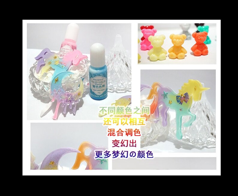 K&ouml;nnte beinhalten: Ein Set aus bunten Harz-Einhorn- und Halbmond-Anh&auml;ngern mit Glitzer- und Sternen-Akzenten. Die Anh&auml;nger werden auf einem klaren Glasst&auml;nder mit zwei Flaschen Harzfarbe pr&auml;sentiert, eine blaue und eine rosa.