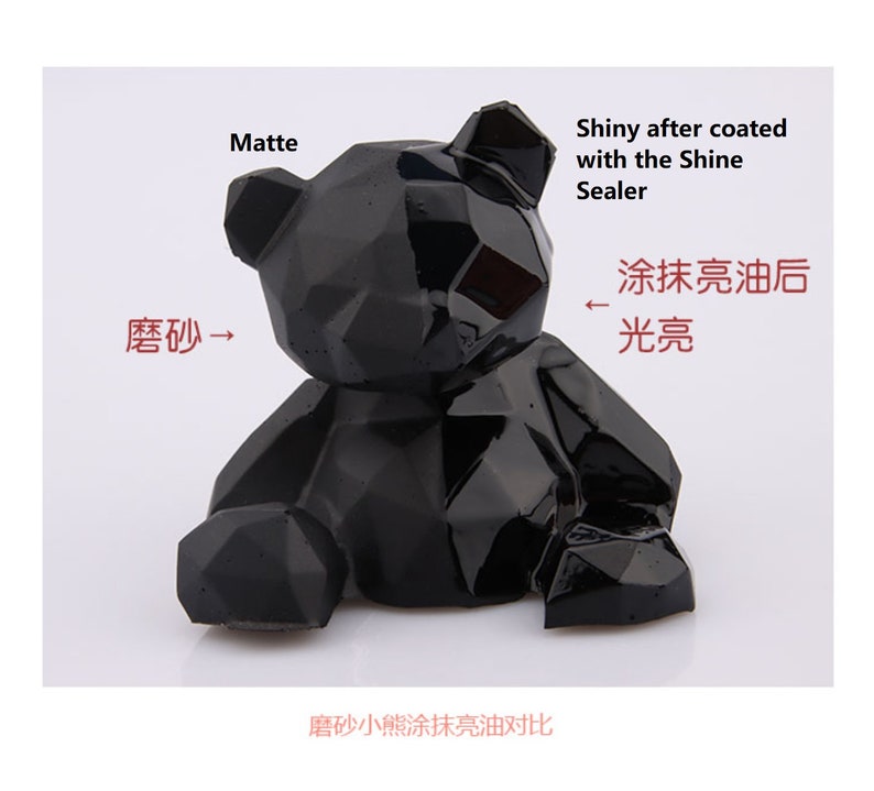 May include: A black geometric bear figurine, shown in two states: matte and shiny after being coated with a sealant. The text "Matte" is above the matte bear, and the text "Shiny after coated with the Shine Sealer" is above the shiny bear. The text "磨砂" is next to the matte bear, and the text "涂抹亮油后光亮" is next to the shiny bear. The text "磨砂小熊涂抹亮油对比" is below the bears.