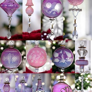 Könnte beinhalten: Eine Sammlung dekorativer Weihnachtsbaumkugeln aus Glas in verschiedenen Formen und Farbtönen von Rosa und Lila. Einige Ornamente weisen geätzte Blumendesigns und hängende Kristallakzente auf. Die Ornamente sind vor einem verschwommenen Hintergrund aus Weihnachtslichtern aufgehängt.