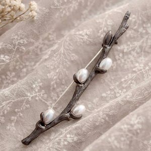 Broche chaton de saule avec perles blanches, broche délicate en forme de branche botanique, cadeau de printemps pour elle
