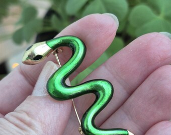 Gold Snake Brooch With Green Gemstone – Elegant Serpent Pin  display picture 1