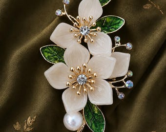 Spilla al gelsomino con cristalli iridescenti, spilla da bavero con fiori bianchi