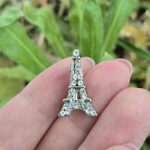 Minuscule Eiffelturm Brosche mit Kristallen, funkelnde silberne Anstecknadel, französische Paris Schal Brosche, Unisex Geschenk, Revers Accessoire, Miniatur Schmuck
