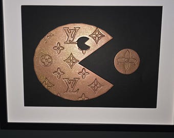Arte pop de Pac-Man personalizado inspirado en Louis Vuitton: escultura de arte moderno enmarcada en técnica mixta.