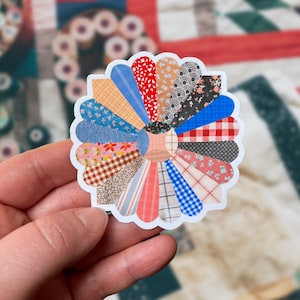 Sticker fleur courtepointe, Stickers couture, Stickers courtepointe, Stickers ordinateur portable, Sticker bouteille d'eau, Sticker machine à semer, Sticker couture