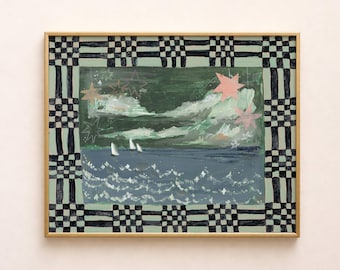 Peut inclure: Une impression rectangulaire encadrée représentant un paysage marin vert foncé et bleu avec des voiliers blancs et des étoiles roses. L'œuvre est entourée d'une large bordure à motif damier noir et blanc sur fond vert clair dans un cadre doré.