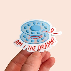 ¿Soy yo el drama? Pegatina, pegatina de bobina, pegatinas divertidas para coser colchas, pegatina para máquina de coser, máquina de coser, regalo para artesano, regalo para quilter