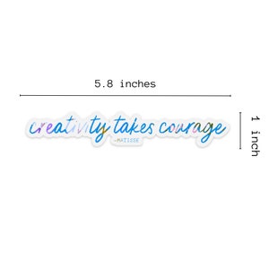 K&ouml;nnte beinhalten: Ein wei&szlig;er Aufkleber mit dem Text "creativity takes courage -MATISSE" in blauer, rosa und gr&uuml;ner Schrift. Der Aufkleber ist 5,8 Zoll breit und 1 Zoll hoch.