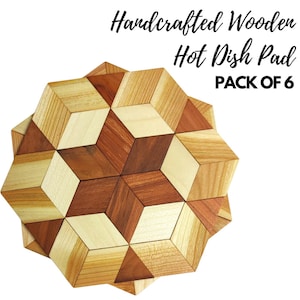 Op de afbeelding: Set van zes handgemaakte houten onderzetters voor warme schotels. Elke onderzetter is gemaakt van licht en donker hout en heeft een geometrisch patroon. De onderzetters zijn in een cirkel gerangschikt, met de bovenste onderzetter iets verschoven ten opzichte van de andere.  PACK OF 6
