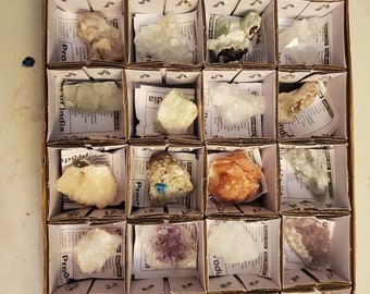 INDIAN Zeolite Crystal / Mineral Flat Lot of 24 Assorted minerals and crystals - amethyst, stillbite cavansite, chalcedony, quartz, etc