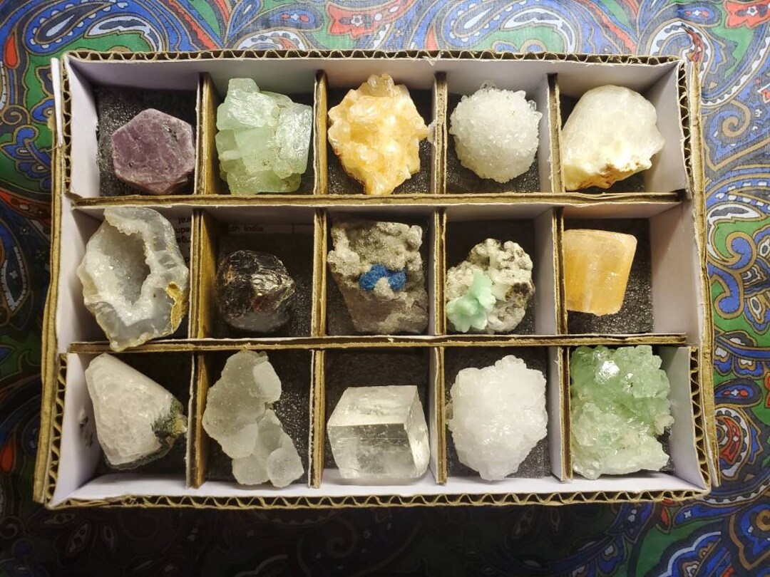 Caja de pequeños minerales de colección que incluye rubí…