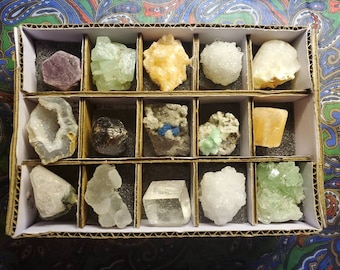 INDIAN Zeolite Crystal / Mineral Flat Lot of 15 Assorted minerals and crystals - calcite, cavansite, ruby, chalcedony, quartz, etc
