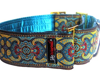 Könnte beinhalten: Ein türkisblaues Hundehalsband mit einer goldenen Metallschnalle und einem gemusterten Stoffdesign. Der Stoff zeigt ein Paisley-Muster in Gold-, Braun-, Rot- und Blautönen. Das Halsband hat ein Etikett mit der Aufschrift "Jolly Wagtails".