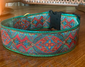 Könnte beinhalten: Ein grünes, rotes und goldenes Hundehalsband mit einer schwarzen Schnalle.