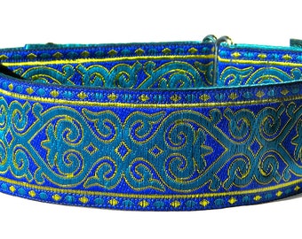 Könnte beinhalten: Ein blaues und grünes Hundehalsband mit silbernen Beschlägen.