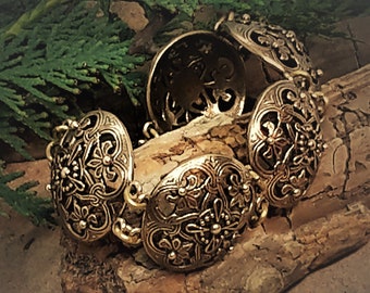 Slavisk mässingsamulettarmband: Blommig välståndssymbol