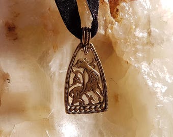 Pendentif amulette. Pendentif Miracle-animal.  Talisman slave. Amulette païenne.