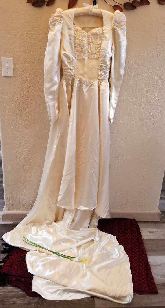 1945 Wedding Dress and Veil with Crown / Cathedral