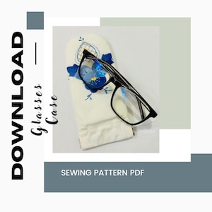 Op de afbeelding: Een wit stoffen brilletje met blauwe bloemenborduursel. Een paar zwarte brillen met blauw getinte glazen ligt op het etui. De tekst "DOWNLOAD Glasses Case SEWING PATTERN PDF" is onder de afbeelding gedrukt.