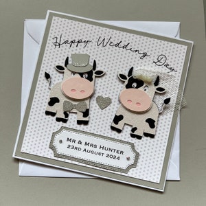 Carte de mariage personnalisée avec de jolies vaches noires et blanches | Pour les agriculteurs ou un mariage en plein air | Couple d'animaux 3D | Thème gris et argent
