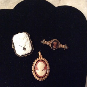Cameo Lovers - Antique Hand Carved Cameo - Round Pendant Cameo - Florenza Amber Cameo - (NBPE#61)