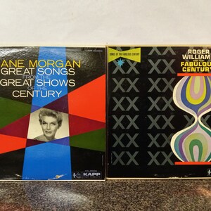 Puede incluir: Dos portadas de discos de vinilo vintage. La portada de la izquierda presenta una foto de Jane Morgan y el texto "Jane Morgan Great Songs From The Great Shows Of The Century". La portada de la derecha presenta un diseño abstracto colorido con el texto "Roger Williams Songs of the Fabulous Century".