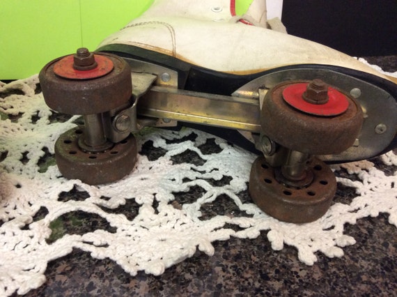 Vintage Boot Metal Wheels Roller Skates - White, … - image 3