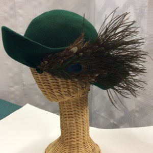 Vintage Green Felt Hat with Peacock Feather (22&quot; circumference)