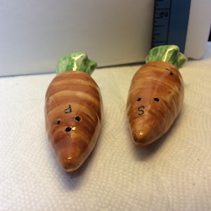 Carrot shaped Salt and Pepper Shakers - Vintage - (NBPE#594)
