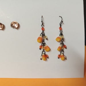 2 paires de boucles d'oreilles vintage style bonbon Reese's & Candy Corn NBPE2457E image 3