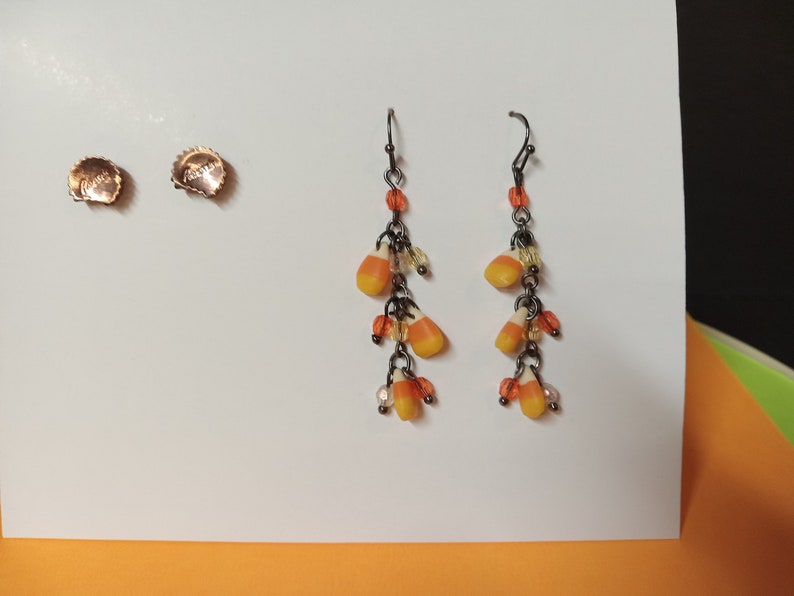 2 paires de boucles d'oreilles vintage style bonbon Reese's & Candy Corn NBPE2457E image 3