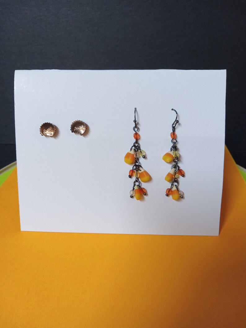 2 paires de boucles d'oreilles vintage style bonbon Reese's & Candy Corn NBPE2457E image 1