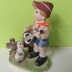 Figurine - Ein Junge, Eine Gitarre & Sein Hund - Hummel? - Wie besehen - (NBPE#1873)