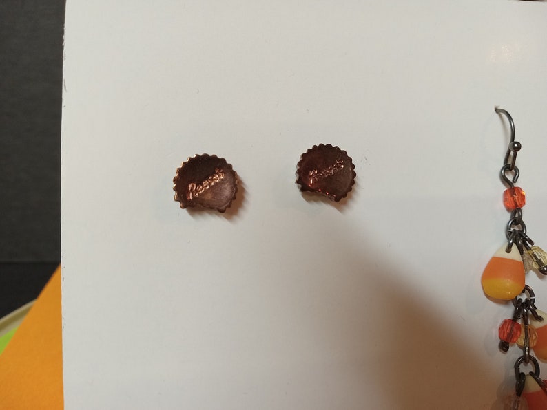 2 paires de boucles d'oreilles vintage style bonbon Reese's & Candy Corn NBPE2457E image 2