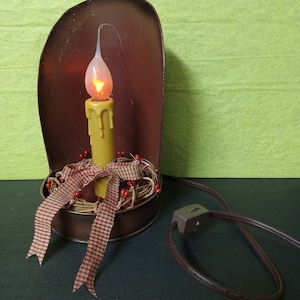 Vintage, bordeauxrode verlichte metalen kandelaar – wand/tafel – vlamlamp – werkend – (NBPE#2209)