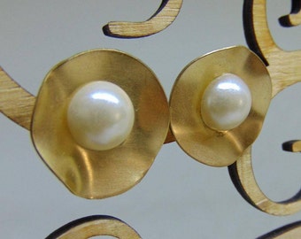 Duchess Kate Inspired Gold Hammered Pearl Earrings