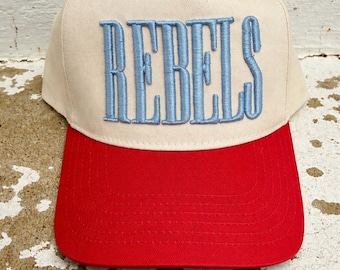 Gorra trucker bordada Rebels Puff / 5 paneles Snapback, visera roja