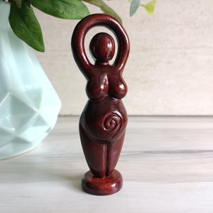 Estatuilla de madera de altar pagano Wiccan de la diosa madre embarazada Gaia