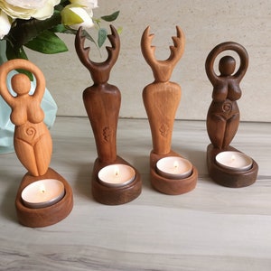 Altar aus Holz, göttliches Fruchtbarkeitspaar, heidnische Wicca-Muttergöttin und gehörnter Gott mit Kerzenhaltern
