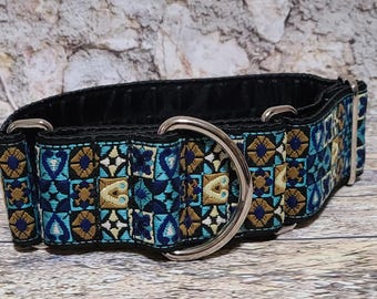 2-Zoll-Martingale-Hundehalsband. Blau-braune Muster in kleinen Rahmen, Jacquard-Band; Größe M