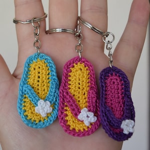 Mini chancla de verano tejida a crochet con llavero multicolor