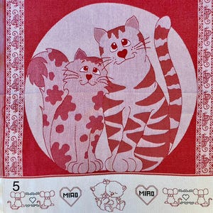 Peut inclure: Serviette de cuisine rouge avec un cercle blanc au centre repr&eacute;sentant deux chats. Les chats sont un chat tigr&eacute; et un chat tachet&eacute;. La serviette a une bordure blanche avec un motif r&eacute;p&eacute;titif de souris. Le bas de la serviette a une section blanche avec un motif r&eacute;p&eacute;titif de souris et le mot "MIRO" en forme de c&oelig;ur.