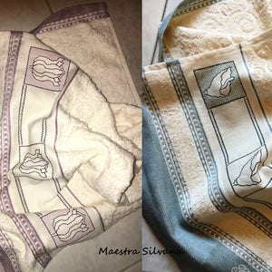 Puede incluir: Dos toallas de cocina con un diseño floral. La toalla de la izquierda tiene un borde morado y la toalla de la derecha tiene un borde azul. Ambas toallas tienen un fondo crema con un diseño floral.