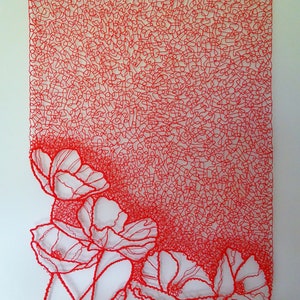 Puede incluir: Un tapiz de pared de arte de hilo rojo con un dise&ntilde;o de flores. Las flores est&aacute;n delineadas con hilo rojo y est&aacute;n parcialmente oscurecidas por el fondo de hilo rojo.