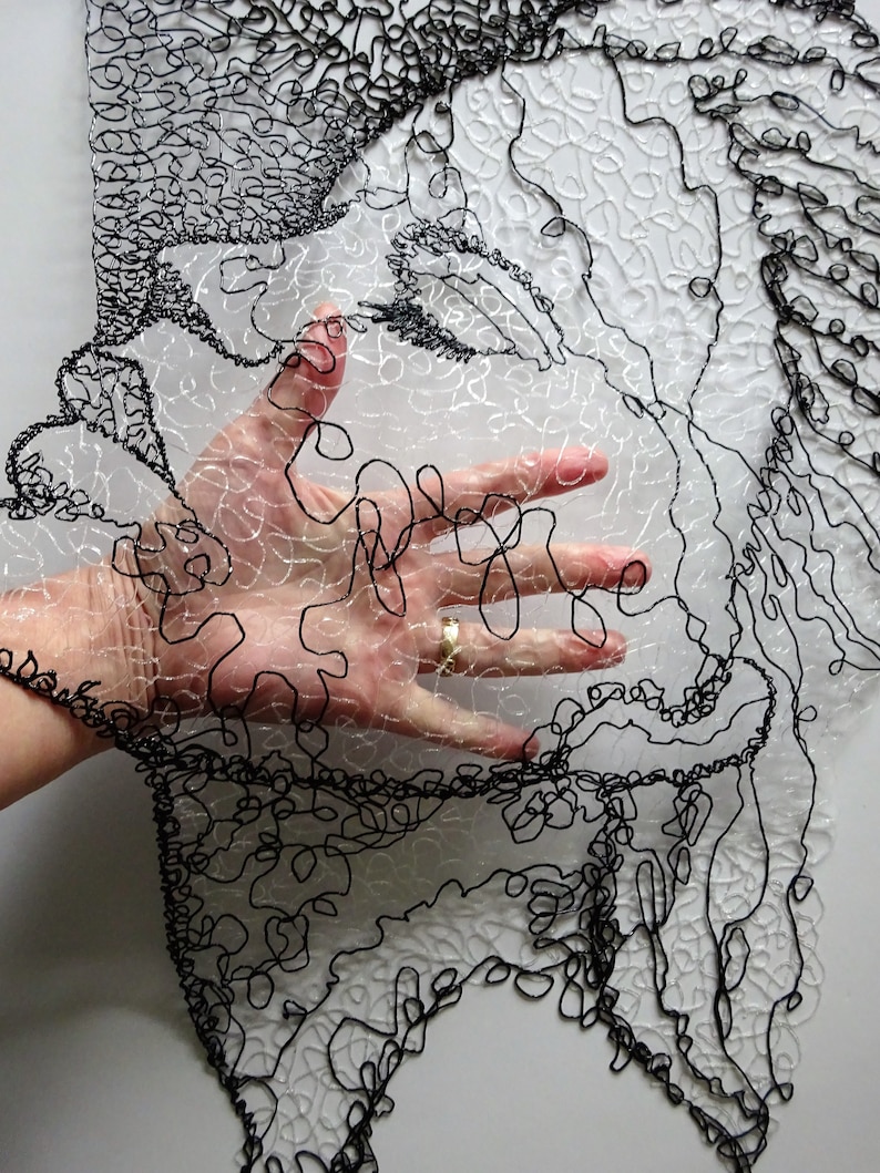Tenture murale en dentelle noire. Dessin avec un stylo 3D et un filament TPU flexible. Art mural unique. Profil de belle femme sur cheville en bois. image 10