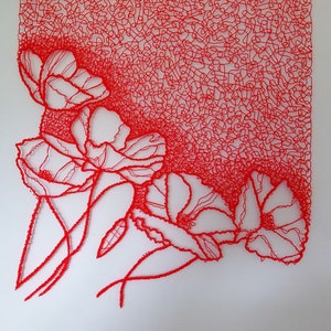 Puede incluir: Dibujo de l&iacute;nea roja de cuatro amapolas con detalles intrincados. Las flores est&aacute;n dibujadas en un estilo delicado y fluido, con cada p&eacute;talo y tallo cuidadosamente renderizado.