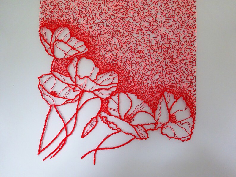 Puede incluir: Dibujo de l&iacute;nea roja de cuatro amapolas con detalles intrincados. Las flores est&aacute;n dibujadas en un estilo delicado y fluido, con cada p&eacute;talo y tallo cuidadosamente renderizado.