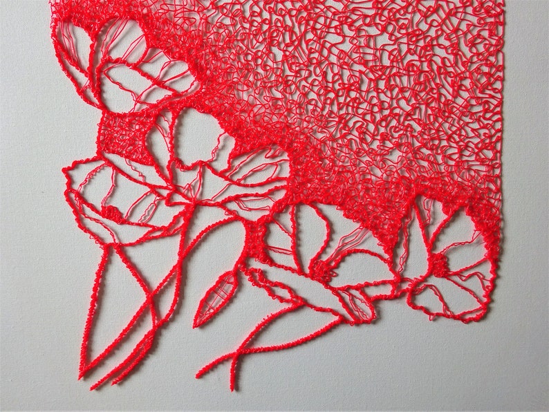 Puede incluir: Primer plano de un dise&ntilde;o floral rojo, intrincado, creado con una pluma 3D. El dise&ntilde;o presenta l&iacute;neas y curvas delicadas, que se asemejan a un ramo de flores.