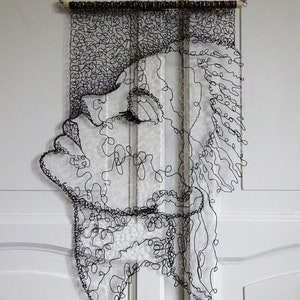 Tenture murale en dentelle noire. Dessin avec un stylo 3D et un filament TPU flexible. Art mural unique. Profil de belle femme sur cheville en bois. image 6