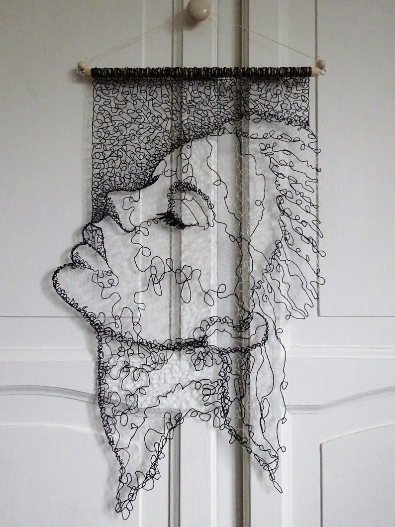 Tenture murale en dentelle noire. Dessin avec un stylo 3D et un filament TPU flexible. Art mural unique. Profil de belle femme sur cheville en bois. image 6